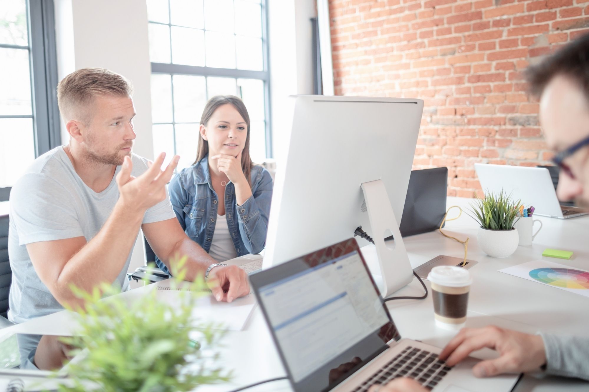 Webseiten Check - drei Personen im Büro vor Bildschirmen